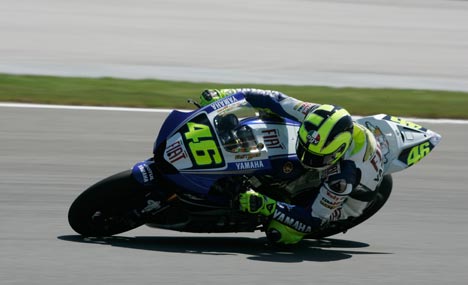 Valentino Rossi (Fiat-Yamaha) kæmpede en brav kamp med brækket håndled men måtte til sidst aflevere 2.pladsen i VM til spanieren Daniel Pedrosa.